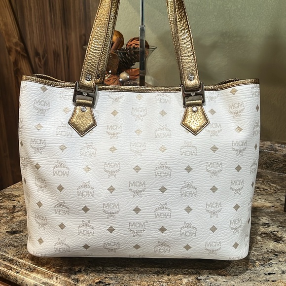 MCM EUC PRINCESS LION TOTE like New - Picture 7 of 15